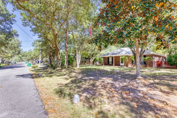 1500 Porpoise Street, Ocean Springs, MS 39564