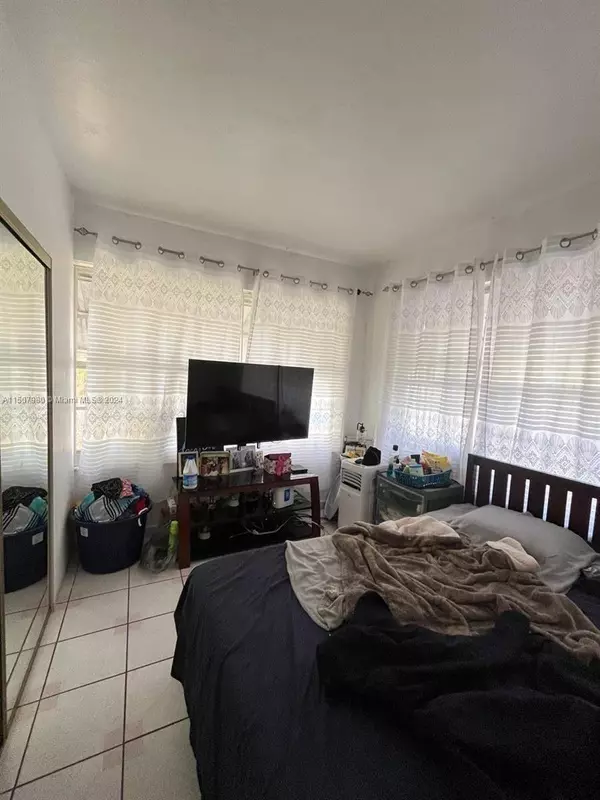 935 NE 136th St, North Miami, FL 33161