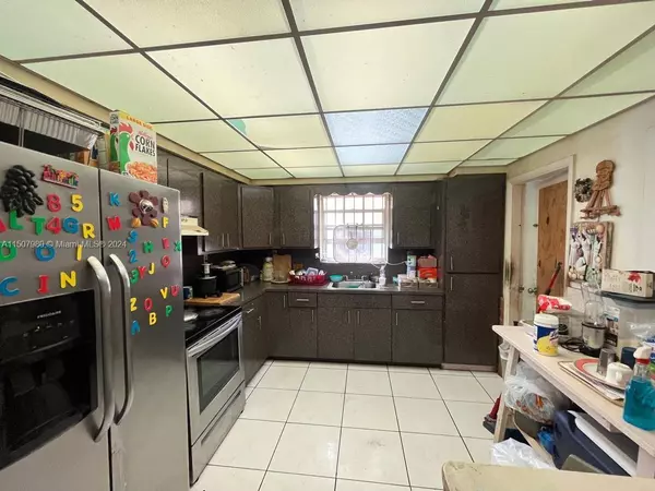 935 NE 136th St, North Miami, FL 33161