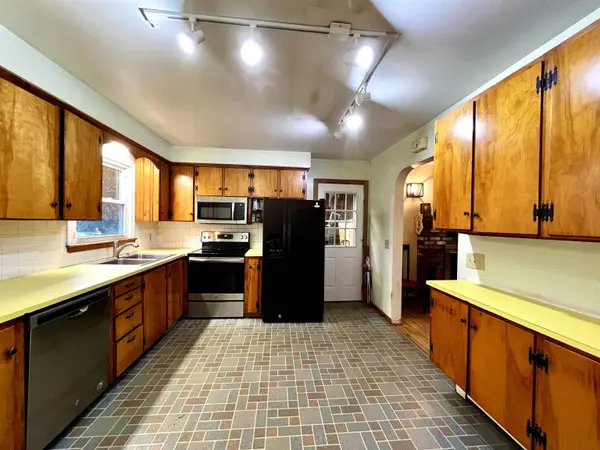 8 Redwood TER, Essex Junction, VT 05452