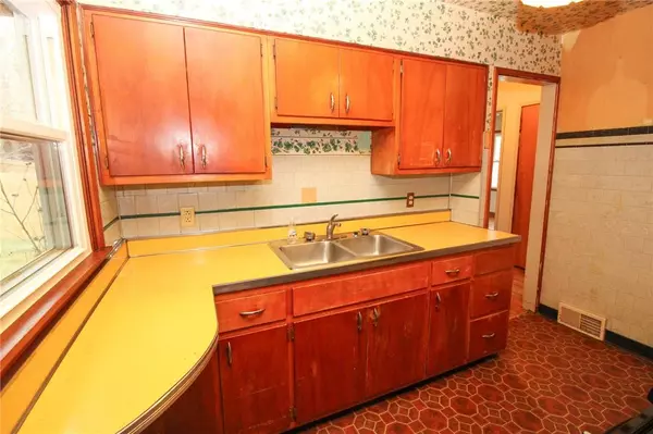 325 Center Ave, Oakdale, PA 15071