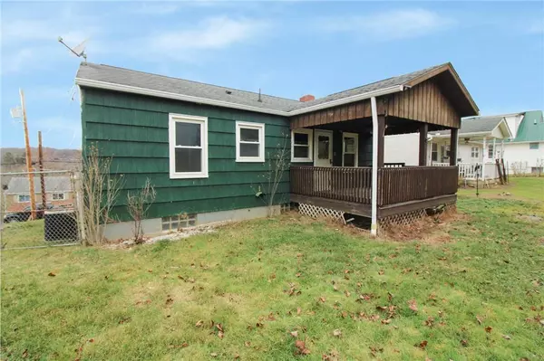 325 Center Ave, Oakdale, PA 15071