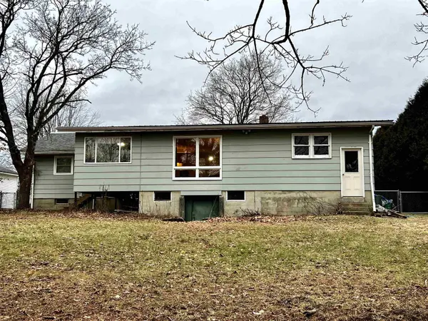 8 Redwood TER, Essex Junction, VT 05452