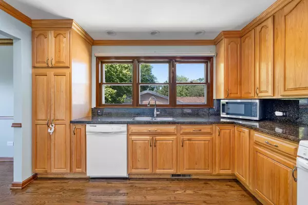 1044 S Highland Avenue, Arlington Heights, IL 60005