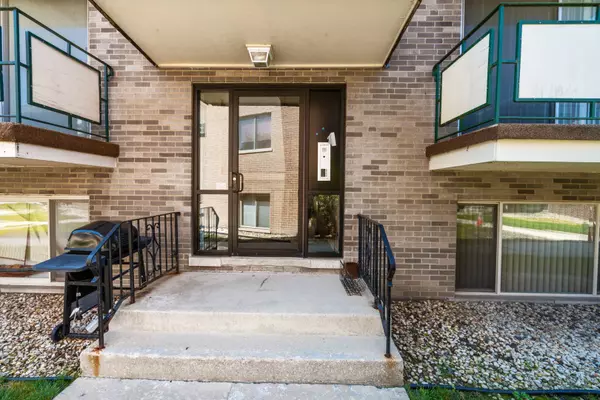 7404 W 111th Street #206, Worth, IL 60482