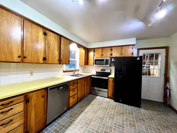 8 Redwood TER, Essex Junction, VT 05452