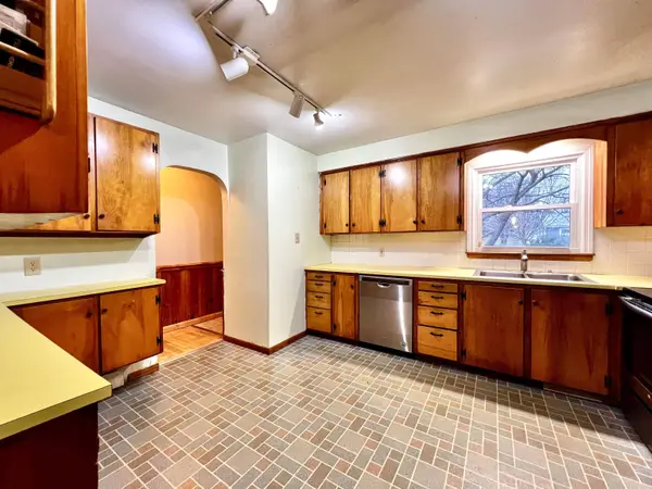 8 Redwood TER, Essex Junction, VT 05452