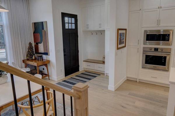 2017 24A ST SW, Calgary, AB T3E1V5