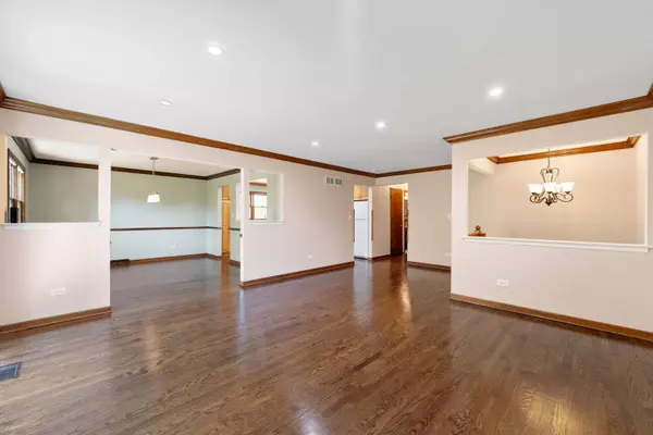 1044 S Highland Avenue, Arlington Heights, IL 60005