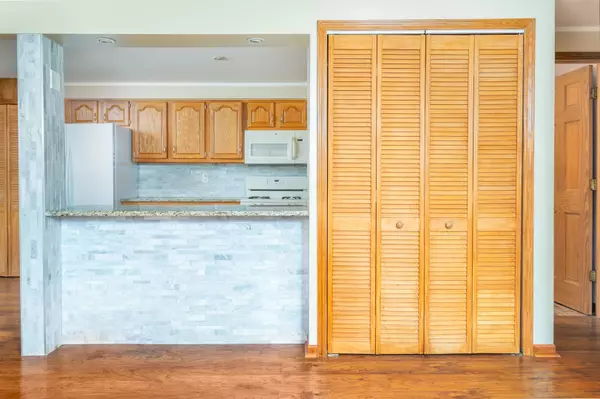 7404 W 111th Street #206, Worth, IL 60482