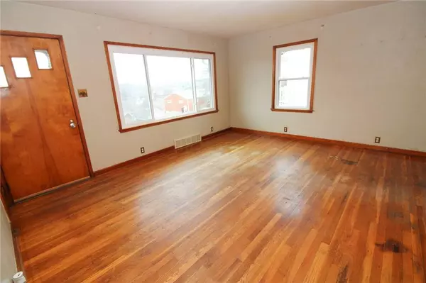 325 Center Ave, Oakdale, PA 15071