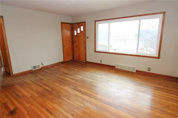 325 Center Ave, Oakdale, PA 15071