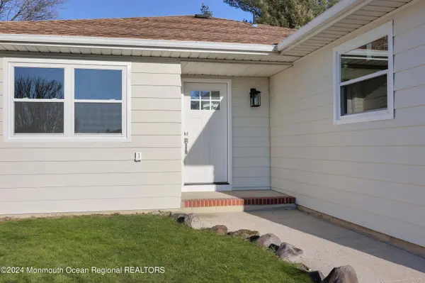 19 Vera Cruz Court, Toms River, NJ 08757