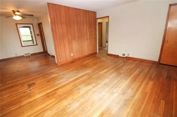 325 Center Ave, Oakdale, PA 15071