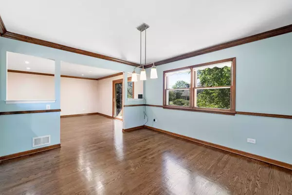 1044 S Highland Avenue, Arlington Heights, IL 60005