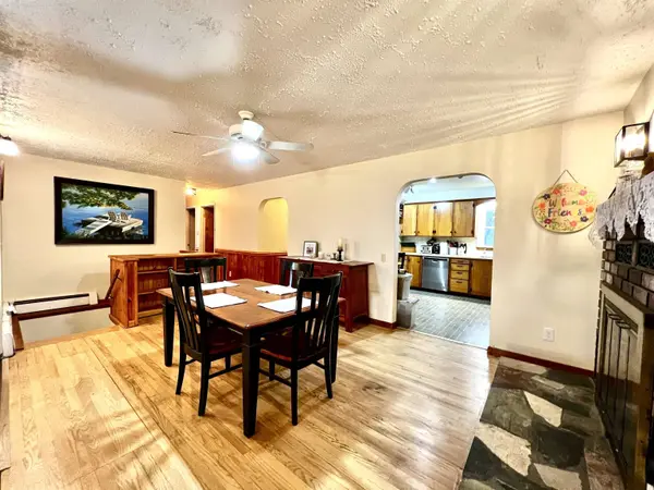 8 Redwood TER, Essex Junction, VT 05452