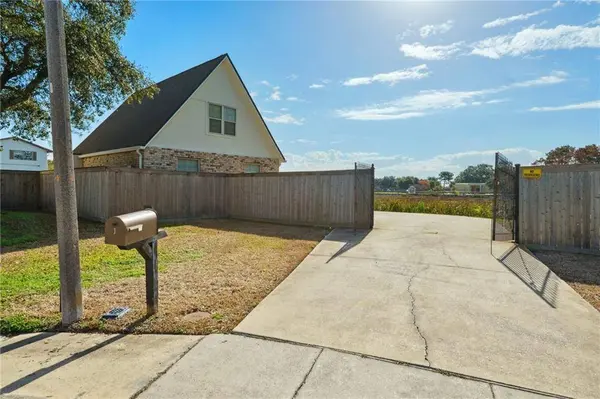 1 PETIT BAYOU LN, New Orleans, LA 70129