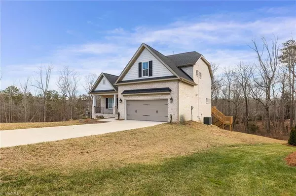 2706 Bartlett LN, Clemmons, NC 27012