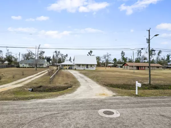 20107 NE Burns Avenue, Blountstown, FL 32424