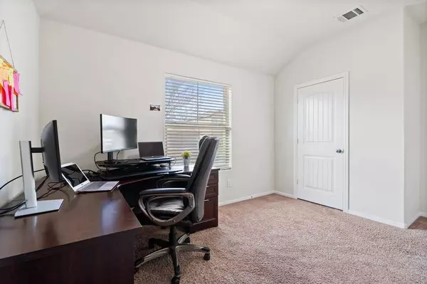 717 Buzzard Lake Trail, Fort Worth, TX 76120