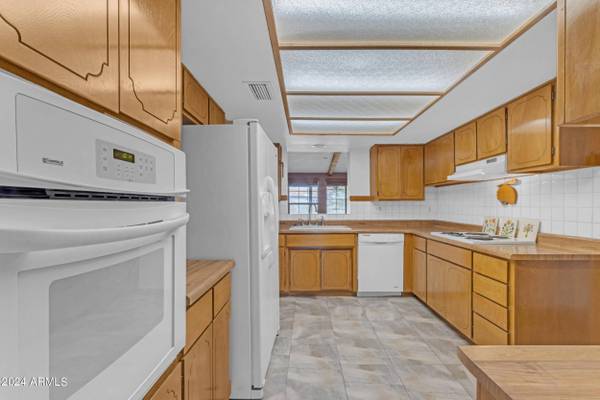 1046 N WEDGEWOOD Drive, Mesa, AZ 85203