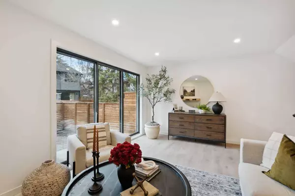 40 Point DR NW, Calgary, AB T3B5B3