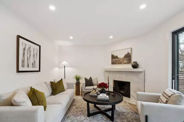 40 Point DR NW, Calgary, AB T3B5B3