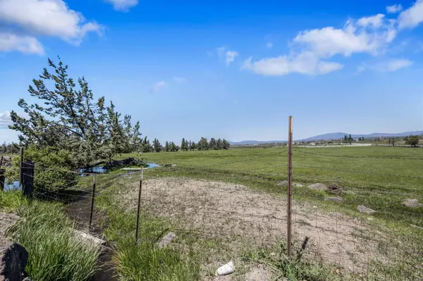 5643 Minson Rd, Powell Butte, OR 97753