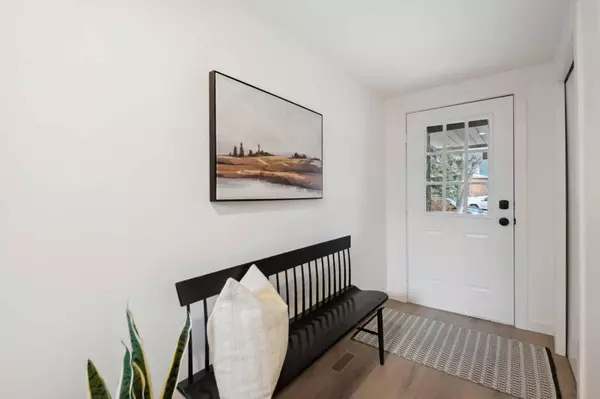 40 Point DR NW, Calgary, AB T3B5B3