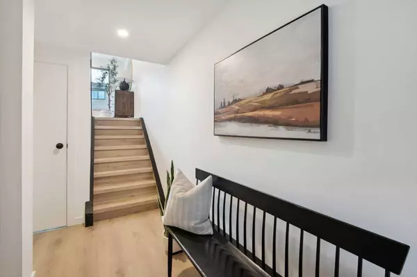 40 Point DR NW, Calgary, AB T3B5B3