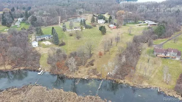 8354 BUCKELL LAKE Road, Holly, MI 48442