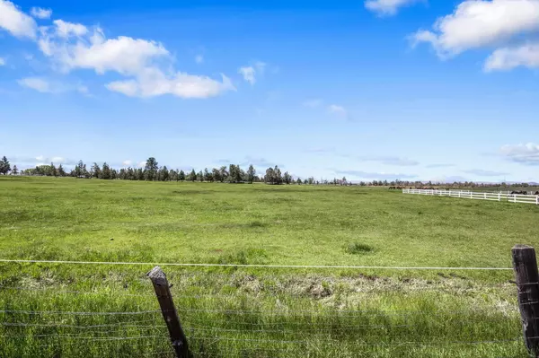 5643 Minson Rd, Powell Butte, OR 97753