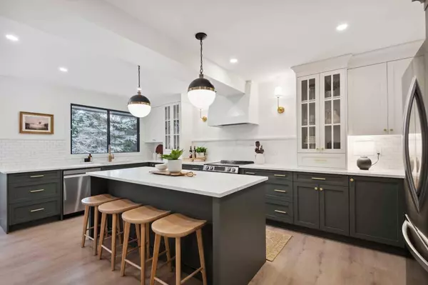 40 Point DR NW, Calgary, AB T3B5B3