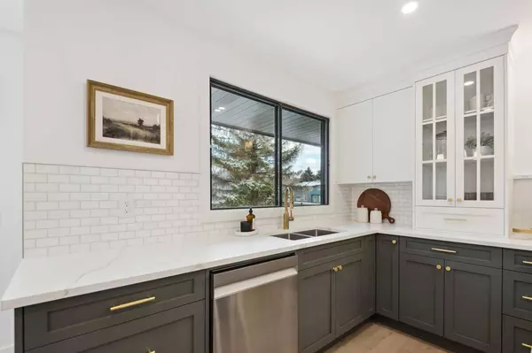 40 Point DR NW, Calgary, AB T3B5B3