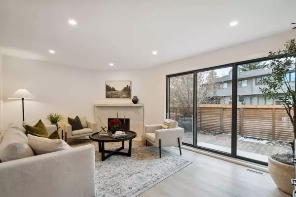 40 Point DR NW, Calgary, AB T3B5B3