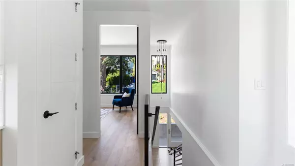 23 King George Terr, Oak Bay, BC V8S 2J8