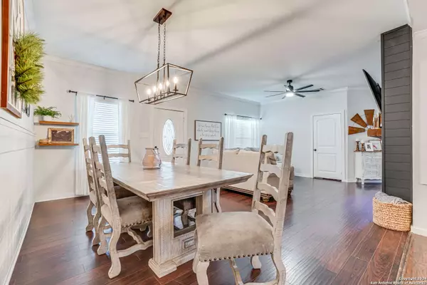 10288 LOOP 106, Adkins, TX 78101-9647