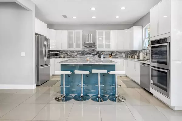 8703 CRESTGATE CIR, Orlando, FL 32819