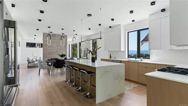 23 King George Terr, Oak Bay, BC V8S 2J8