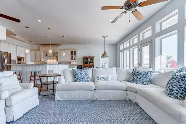 18211 E De Vaca Ln, Galveston, TX 77554