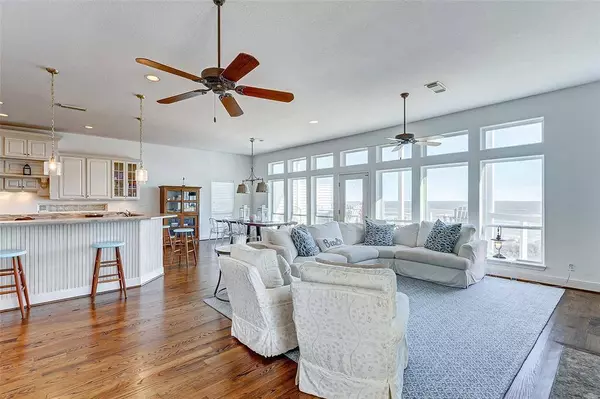 18211 E De Vaca Ln, Galveston, TX 77554