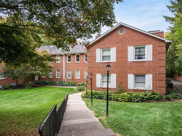 2615 Charing Road F, Upper Arlington, OH 43221