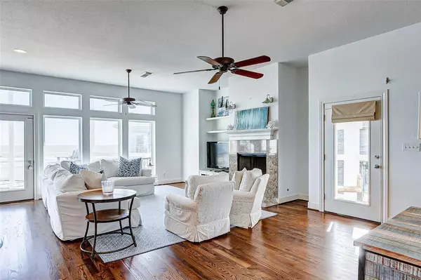 18211 E De Vaca Ln, Galveston, TX 77554