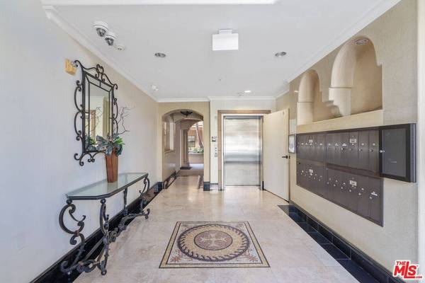 10618 Woodbridge St #105, Toluca Lake, CA 91602