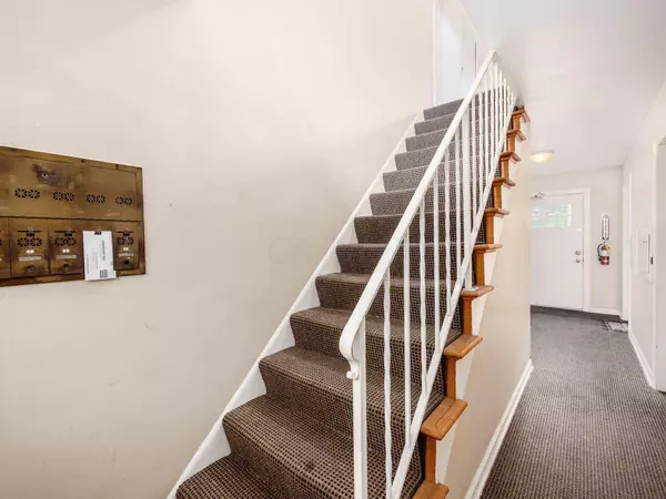 2615 Charing Road F, Upper Arlington, OH 43221