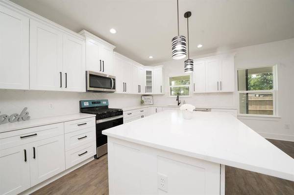 23003 Lake Crest DR, Huffman, TX 77336