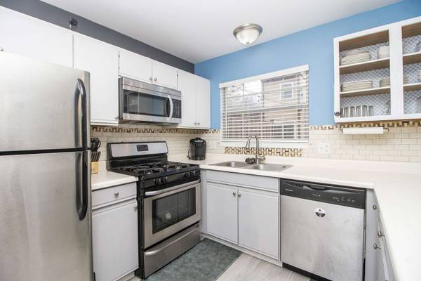 476 Ascot LN, Streamwood, IL 60107