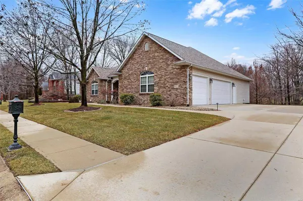 9 Timberwood DR, Maryville, IL 62062