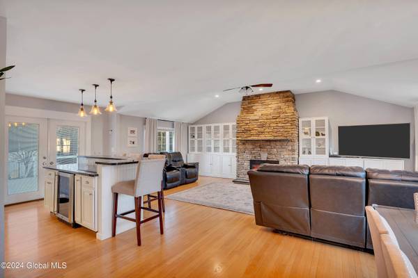 2 Compen Place, Colonie, NY 12110