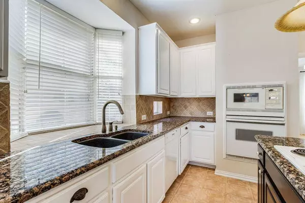 2816 Meadow Glen Drive, Flower Mound, TX 75022